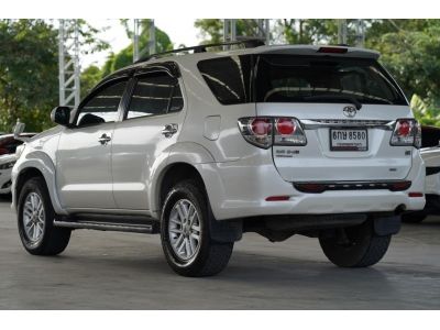 2012 TOYOTA FORTUNER 3.0 V  2 WD  A/T สีขาว รูปที่ 4